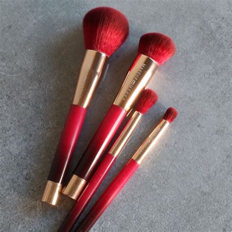 The Evolution of Make-up Brushes: Introducing Magic Magnet Brushes